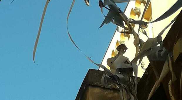 Centro Storico, il "presepe volante" di Riccardo Dalisi circondato da erbacce: «ridategli dignità»