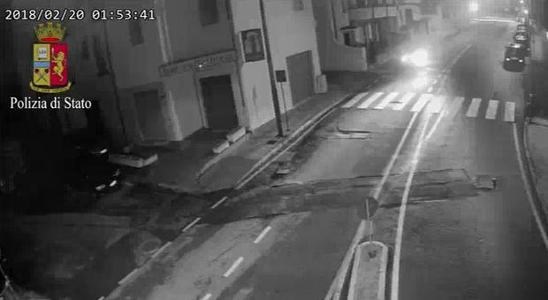 Nuoro, bomba contro noleggio auto: dinamitardi incastrati dai video