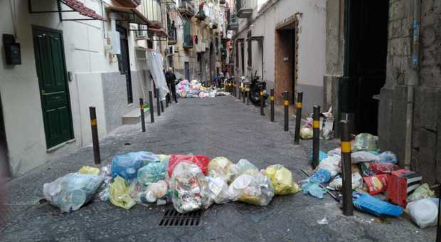 Napoli, oltraggio alla storia: cumuli di rifiuti davanti alla residenza di Leopardi