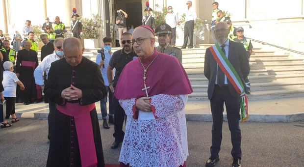 Il neo vescovo Gianrico Ruzza all'arrivo in Cattedrale (Foto Luciano Giobbi)