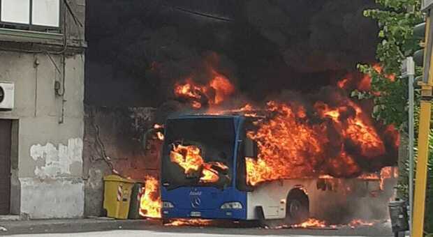 Gli autobus urbani prendono fuoco per strada: salvi passanti e autista. «Subito un vertice con prefetto e sindaco»