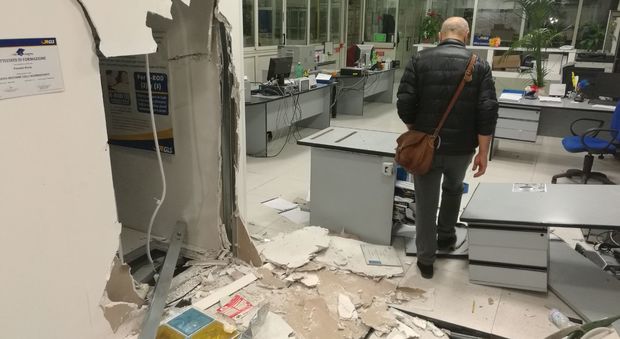 Gli uffici dell'azienda Gls di Terni devastati dal furto