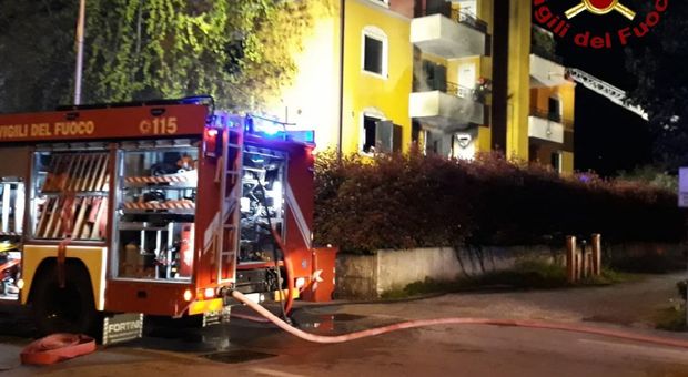 Incendio in una palazzina: tre famiglie evacuate, un'anziana miracolata