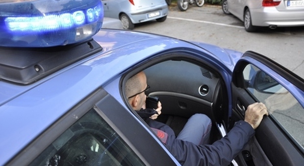 Roma, rapina una donna, lei si attacca al finestrino dell'auto: trascinata per metri sull'asfalto