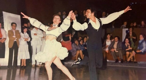 Gino Pigozzo balla con la moglie in una foto d'epoca: è morto a 88 anni