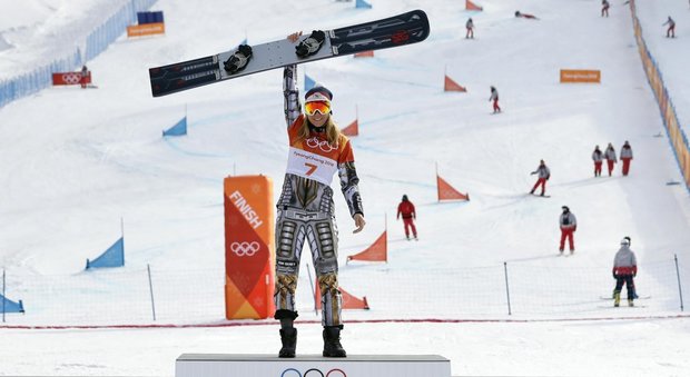 Olimpiadi, Ester Ledecka trionfa nel gigante snowboard: gli italiani affondano