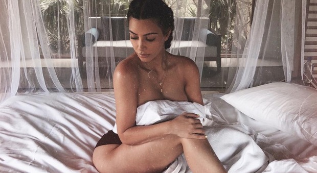 Kim Kardashian, lo scatto su Instagram è hot: «Happy sunday...»