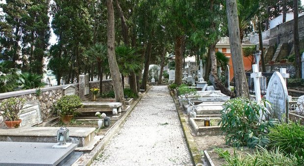 Lavori al cimitero acattolico di Capri, i consumatori: «Cappella usata come spogliatoio»