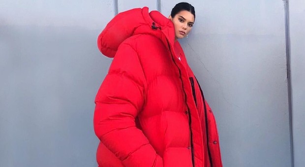 Kendall Jenner, il cappotto extralarge infiamma i social ma la realtà è un'altra
