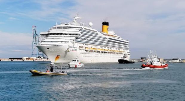 Coronavirus, nave da crociera Costa Magica con 130 positivi a bordo in porto ad Ancona