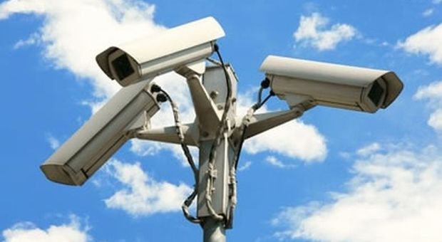 Napoli, rete di telecamere intorno alla casa: denunciato per violazione della privacy