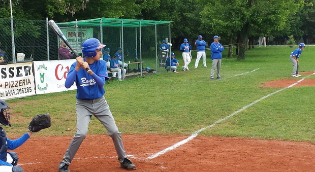Una partita di baseball sul campo di Rovigo