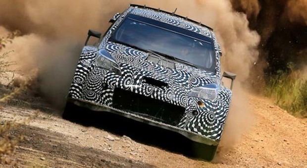 Ecco la Toyota Yaris WRC che debutterà nel mondiale rally il prossimo anno alle prese con un test su fondo sterrato.