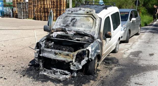 Auto prende fuoco all'improvviso: distrutta sotto gli occhi del proprietario