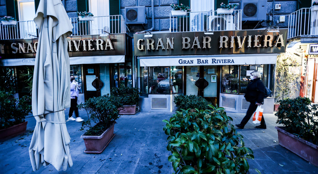 Effetto Covid a Napoli, chiuso il Gran Bar Riviera: è in fallimento