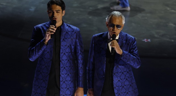 Oscar 2024, Andrea Bocelli e il figlio Matteo cantano alla cerimonia: le foto dell'attesa in camerino e l'esibizione commovente