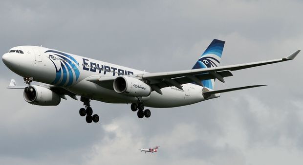 Egypt Air, Airbus dirottato a Cipro A bordo c'è un ostaggio italiano