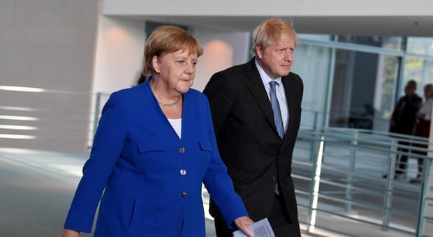 Merkel a Johnson, pronti a una Brexit senza accordo