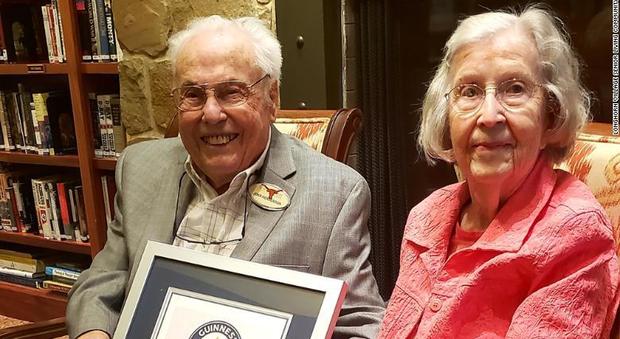 Lei ha 105 anni e lui 106, sono la coppia più vecchia del mondo: «Il nostro segreto? La gentilezza» FOTO