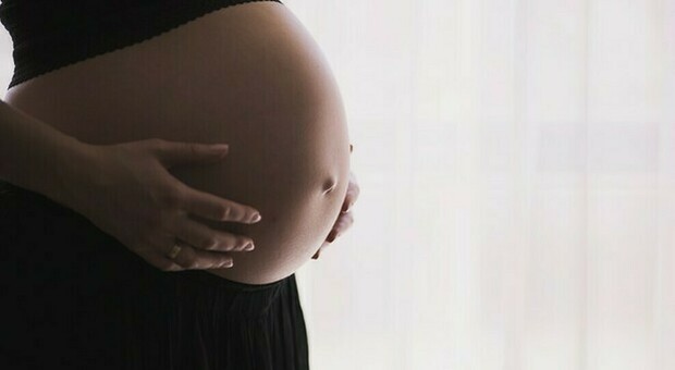 Vaccini anti covid alle donne in gravidanza: «Pfizer e Moderna non aumentano il rischio di aborto»