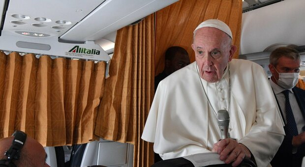 Papa Francesco: «Vaccini, negazionisti anche tra i cardinali. Matrimonio solo uomo-donna ma unioni civili gay possibili»