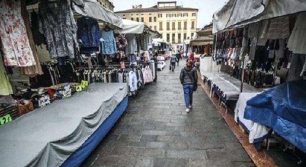 Salone, una serrata dopo 700 anni: «I mercatini ambulanti ci strozzano»