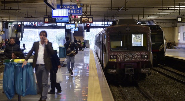 Guasti e ritardi: affanno Circum: pendolari su treni per turisti