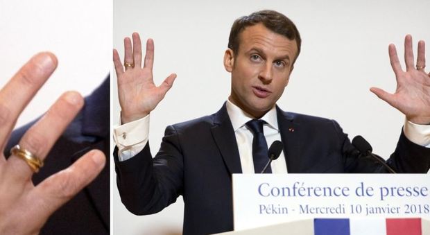 Macron, due fedi intrecciate su entrambe le mani: «Me le ha regalate Brigitte»