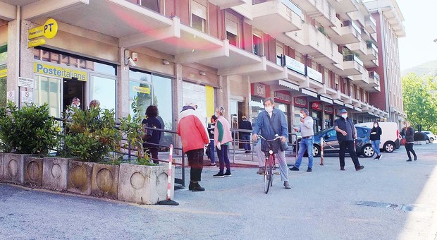 La fila all'ufficio postale di Viale Matteucci stamattina (foto Meloccaro)