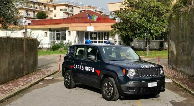 I carabinieri davanti alla scuola Roncalli di Gragnano