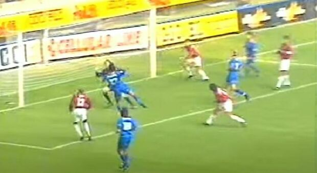 Milan-Lecce 1-2: nel 1997 l'unico successo contro i rossoneri a San Siro. Il primo gol di Casale in A, il rosso di Savicevic e i due rigori in 2'. Il racconto e il video