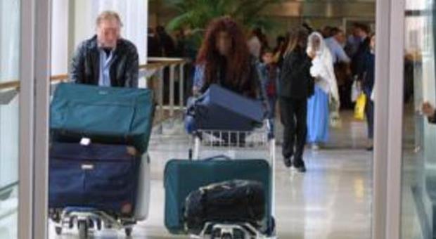 Ladri di bagagli arrestati all'aeroporto smascherati dalle telecamere