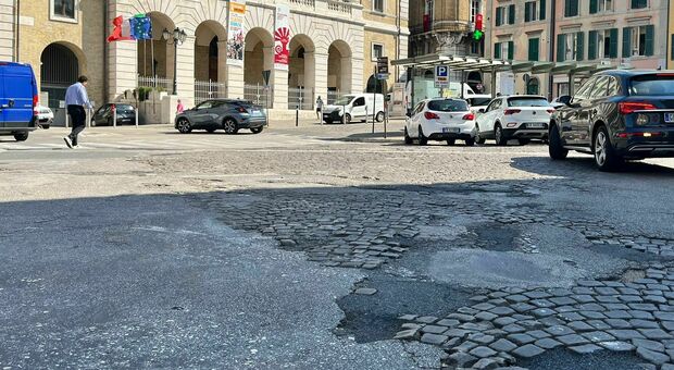 Ancona, i dannati degli asfalti groviera: pochi fondi e niente restyling. La mappa delle strade horror