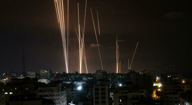 Israele, lanci di razzi da Gaza: suonano le sirene in diverse città. In azione il sistema di difesa antiaerea Iron Dome