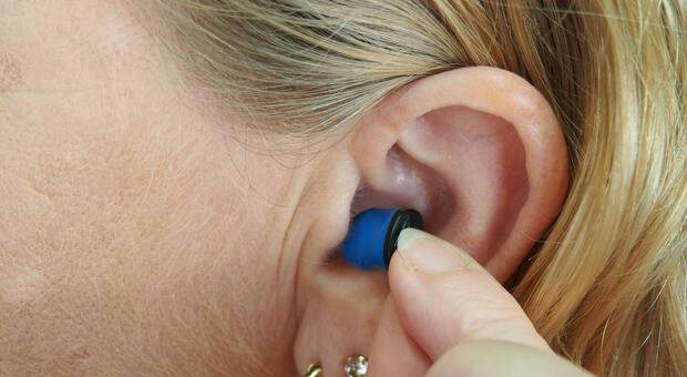 Covid può provocare perdita dell'udito, acufene e vertigini: tra il 7% e il 15% dei contagiati ne ha sofferto