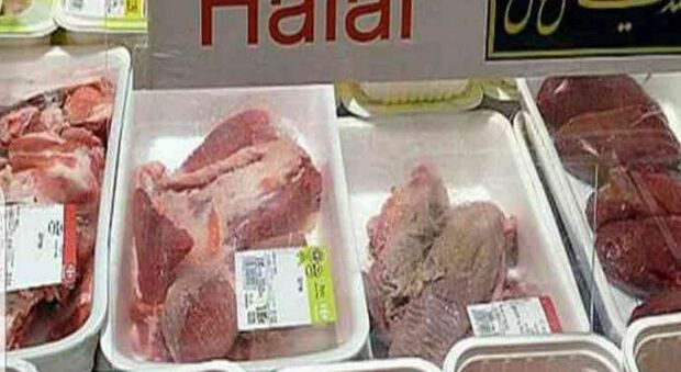 Carne halal nel menu della mensa della scuola per i bambini musulmani: arriva l'ok dalla Asl