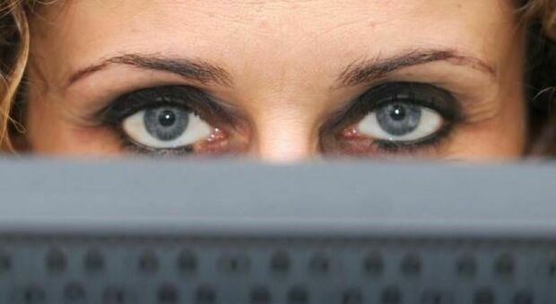 «Non strofinare gli occhi quando sei a lavoro»: l'allarme dell'esperta. Cosa si rischia