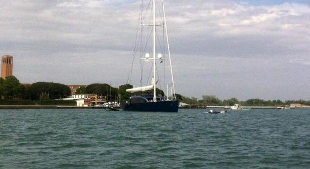 Yacht da 50 metri finisce in secca: «La colpa? Tutta del Mose»