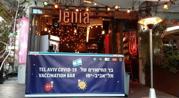 Vaccino, Israele vaccina i giovani nei pub, offerta loro anche una birra