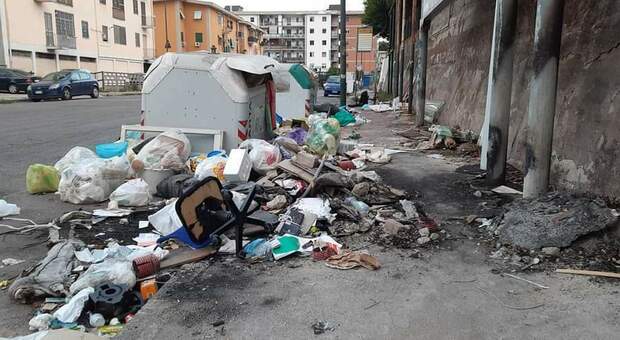 Napoli, rifiuti abbandonati e incendiati alla fermata del bus di Soccavo