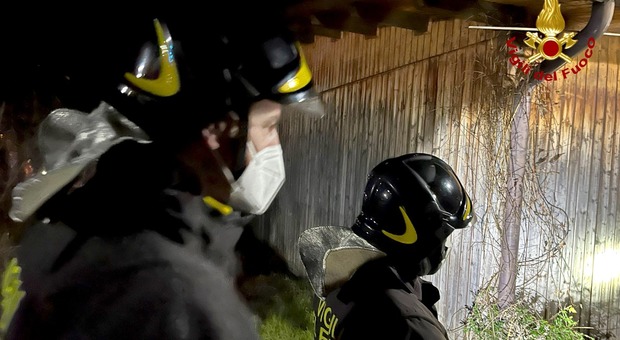 Brucia parete di un prefabbricato post sisma, famiglia in salvo