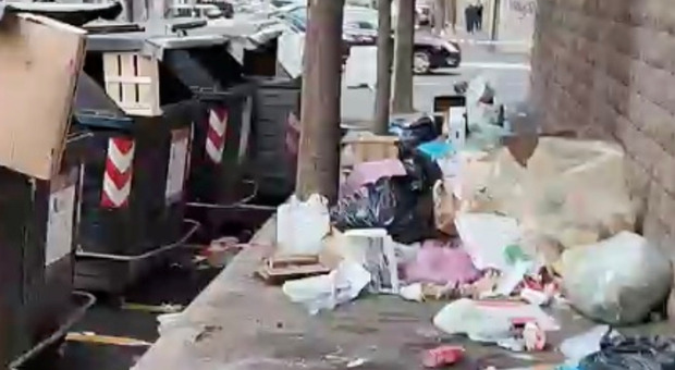 Roma, emergenza rifiuti al Prenestino: strade sommerse dalla spazzatura