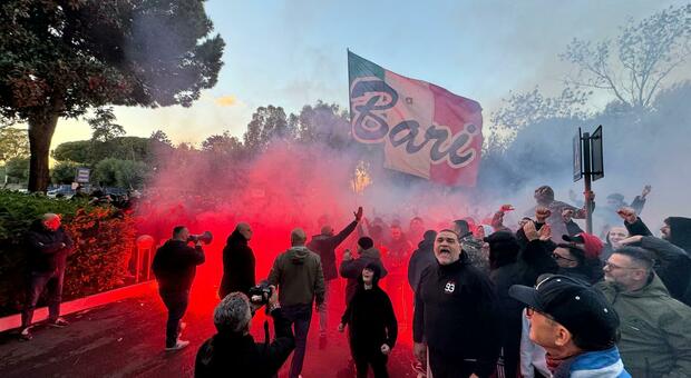 Centinaia di tifosi davanti all'hotel del Bari: cori per incitare la squadra a conquistare la salvezza