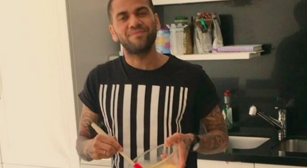 Dani Alves prepara una frittata: il neo acquisto della Juve stupisce tutti su Instagram