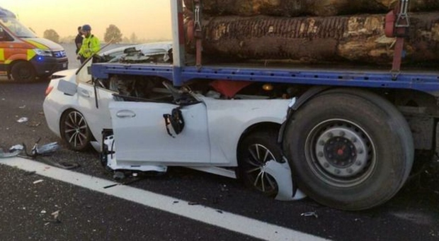 Incidente A4, auto finisce sotto un Tir fermo: un morto