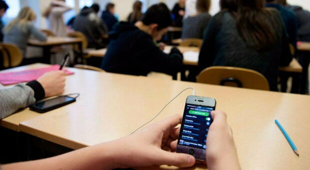 Scuola, arriva il Daspo dello smartphone: cellulare sequestrato fino a 30 giorni e lavori socialmente utili