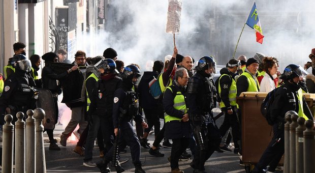 Gilet gialli: barricate in fiamme a Parigi, scontri alla Bastiglia con i black bloc
