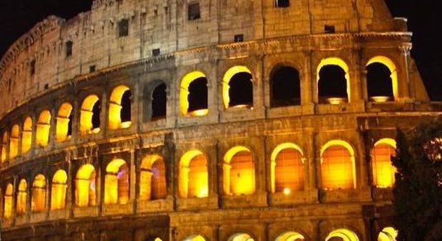 Il Colosseo illuminato in una foto recente