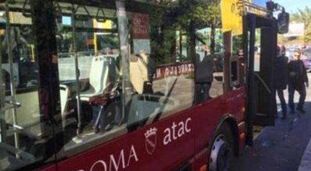 Pretende che l'autista dell'Atac fermi il bus sotto casa sua e spacca i finestrini: denunciato