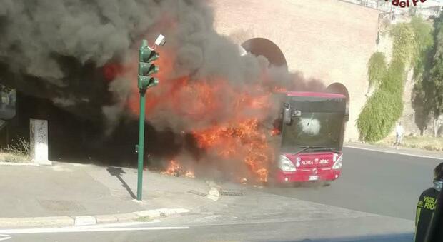 Roma, due autobus Atac in fiamme in poche ore: un altro mezzo brucia all'Esquilino